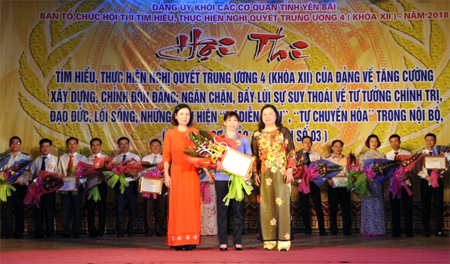 Ban Tổ chức trao giải Nhất cho thí sinh Phạm Thị Nguyệt thuộc Đảng bộ Viện Kiểm sát nhân dân tỉnh.