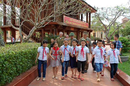 Đoàn cựu chiến binh thị xã Nghĩa Lộ và các em thiếu nhi tới thăm Khu tưởng niệm Chủ tịch Hồ Chí Minh.