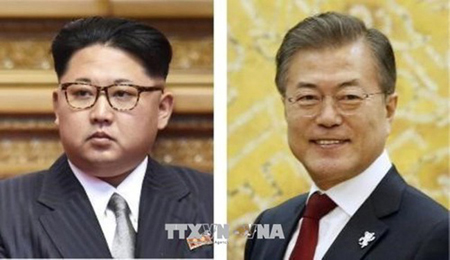 Nhà lãnh đạo Triều Tiên Kim Jong-un (trái) và Tổng thống Hàn Quốc Moon Jae-in (phải).