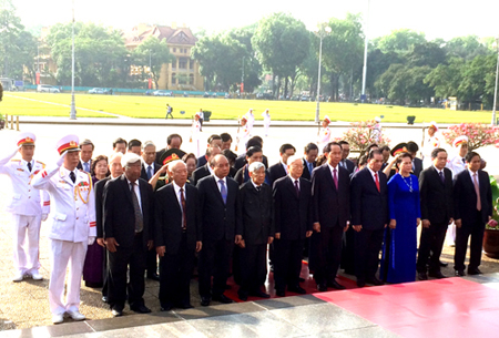 Các đồng chí lãnh đạo, nguyên lãnh đạo Đảng, Nhà nước tưởng nhớ Chủ tịch Hồ Chí Minh.