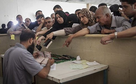 Người Palestine xếp hàng ở cửa khẩu Rafah chờ được cấp phép tới Ai Cập.