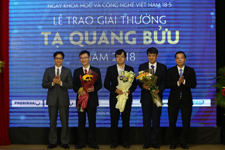 Phó Thủ tướng Vũ Đức Đam và Bộ trưởng Chu Ngọc Anh tặng hoa và chụp ảnh lưu niệm với các nhà khoa học đạt Giải thưởng Tạ Quang Bửu 2018.