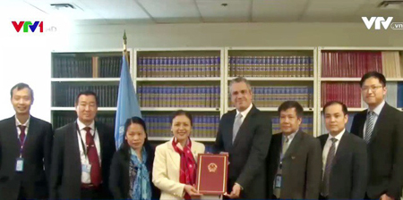 Đại sứ Nguyễn Phương Nga trao thư phê chuẩn Hiệp định Cấm vũ khí hạt nhân cho đại diện Ban thư ký LHQ.
