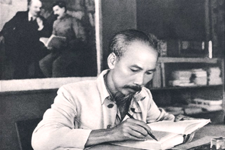 Chủ tịch Hồ Chí Minh trong phòng làm việc tại căn cứ Việt Bắc.