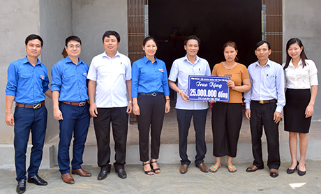 Tỉnh đoàn Yên Bái cùng với Hội Doanh nhân trẻ tỉnh trao biển hỗ trợ tiền làm nhà cho gia đình chị Trần Thị Hằng, xã Tân Thịnh, thành phố Yên Bái
