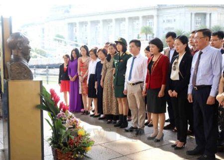 Đại sứ Việt Nam tại Singapore Tào Thị Thanh Hương, các cán bộ nhân viên Đại sứ quán và đại diện cộng đồng người Việt Nam tại Singapore tại lễ dâng hoa.