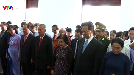 Đoàn đại biểu nguyên lãnh đạo Đảng, Nhà nước đến dâng hương tại Bảo tàng Hồ Chí Minh.
