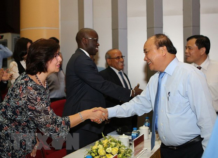 Thủ tướng Nguyên Xuân Phúc với các đại biểu.