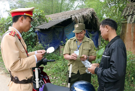 Cảnh sát giao thông Công an huyện Yên Bình cùng lực lượng Công an xã Vĩnh Kiên kiểm tra phương tiện tham gia giao thông.
