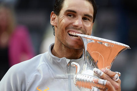 Nadal ăn mừng ngôi vô địch Rome Masters 2018 theo cách quen thuộc.