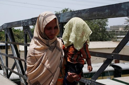 Đợt nắng nóng ở Pakistan diễn ra trùng với thời điểm bắt đầu tháng lễ Ramadan và tình trạng mất điện trở nên nghiêm trọng hơn.