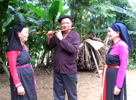 Hoạt động của CLB Khuyến học Sình ca thôn Đá Cháy lưu giữ văn hóa truyền thống của dân tộc, nâng cao đời sống tinh thần nhân dân.