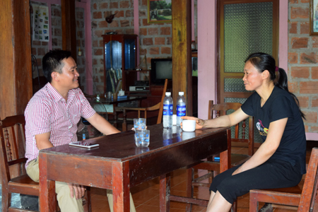 Lãnh đạo UBND xã Quang Minh (bên trái) sâu sát cơ sở, nắm bắt tâm tư, tình cảm, nguyện vọng và tình hình đời sống của nhân dân.
