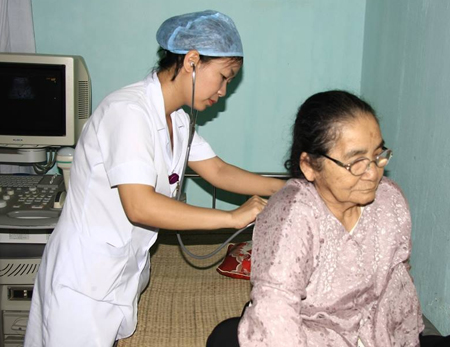 Cán bộ trạm y tế xã được quan tâm đào tạo, nâng cao trình độ chuyên môn nghiệp vụ, đáp ứng yêu cầu chăm sóc sức khỏe nhân dân.
