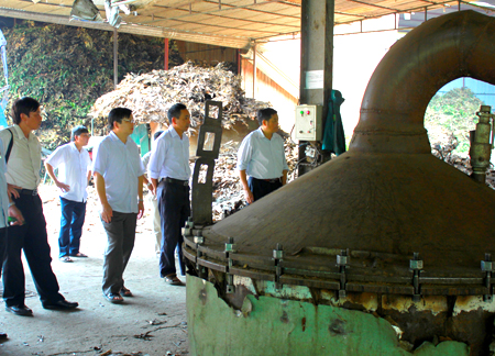 Lãnh đạo Cục Thuế tỉnh và Chi cục Thuế huyện Văn Yên thăm một đơn vị sản xuất tinh dầu quế trên địa bàn huyện Văn Yên.