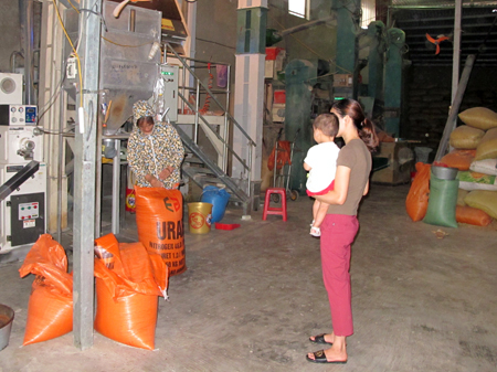 Cơ sở chế biến gạo của gia đình chị Lê Thị Vân Anh ở bản Tông Co 2, phường Tân An, thị xã Nghĩa Lộ đầu tư dây chuyền xay xát, chế biến gạo gần 1 tỷ đồng đăng ký tham gia Hội Sản xuất và Kinh doanh gạo Mường Lò.