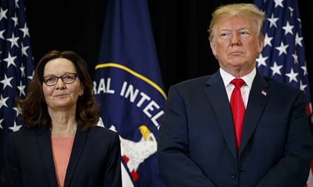 Tổng thống Mỹ Donald Trump đứng bên bà Gina Haspel trong lễ tuyên thệ nhậm chức Giám đốc CIA.