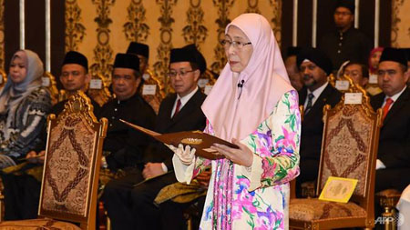 Bà Wan Azizah Wan Ismail tuyên bố nhậm chức Phó Thủ tướng,
kiêm Bộ trưởng Phụ nữ và Phát triển Gia đình Malaysia.