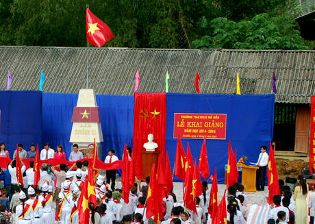 Cột cờ Trường Sa ở sân Trường Tiểu học và THCS xã Nà Hẩu là nơi diễn ra các Lễ chào cờ đầu tuần của thầy trò nơi đây.