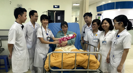 Sau 3 tuần tích cực điều trị, mẹ con sản phụ Hoàng Thị Loan đã ra viện trong niềm vui của gia đình và các thầy thuốc.