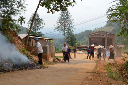 Nhân dân thôn Nậm Tộc 1 tham gia vệ sinh môi trường.
