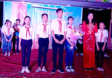 Đồng chí Nguyễn Thị Hồng Hương trao giải Nhất Hội thi “Chúng em tìm hiểu và kể chuyện về Bác Hồ” của Trường THCS thị trấn Yên Bình.