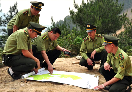 Kiểm lâm huyện Mù Cang Chải xác định vị trí các khu rừng trọng điểm để tăng cường lực lượng tuần tra, canh gác bảo vệ.