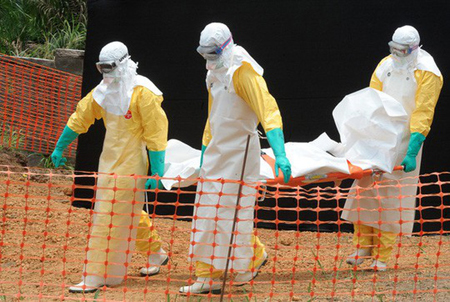 Hình ảnh vận chuyển xác người do dịch Ebola.