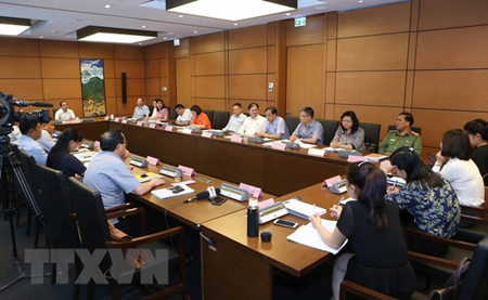 Đoàn đại biểu Quốc hội các tỉnh Bắc Ninh, Tuyên Quang, Ninh Thuận và Long An thảo luận ở tổ.