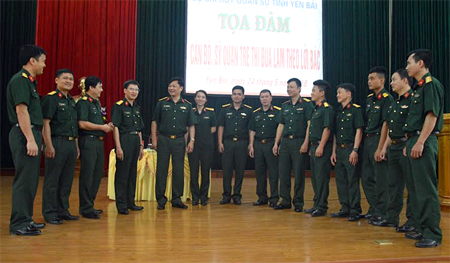 Lãnh đạo Bộ CHQS tỉnh Yên Bái và các đại biểu trao đổi bên lề tọa đàm.