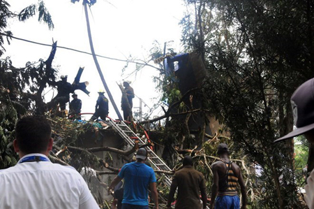 Lực lượng cứu hộ tìm kiếm các nạn nhân tại hiện trường máy bay rơi.