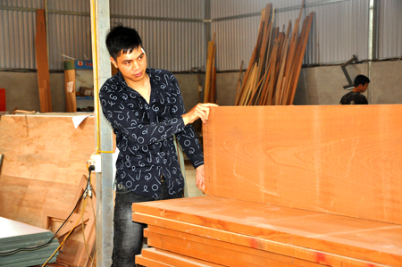 Nguyễn Hải Dương kiểm tra chất lượng gỗ nguyên liệu trước khi đưa vào sản xuất nội thất.