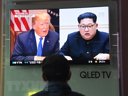 Người dân theo dõi truyền hình đưa tin về Tổng thống Mỹ Donald Trump (trái) và Nhà lãnh đạo Triều Tiên Kim Jong-un, tại nhà ga Seoul ngày 25/5.
