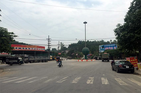 Lưu lượng phương tiện lưu thông qua ngã tư Km 13, thị trấn Yên Bình khá đông, nhất là giờ cao điểm.