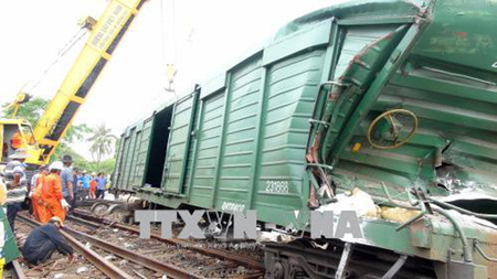Cẩu chuyên dụng đưa toa tàu bị hư hỏng ra khỏi đường ray trong vụ va chạm giữa 2 tàu hỏa chở hàng xảy ra tại ga Núi Thành, tỉnh Quảng Nam, ngày 26/5/2018.