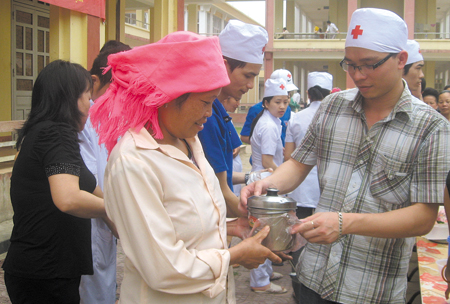 Những bát cháo tình thương sẻ chia tới bệnh nhân nghèo tại Bệnh viện Đa khoa khu vực thị xã Nghĩa Lộ.