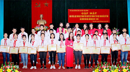 Huyện Yên Bình tuyên dương, khen thưởng các học sinh có thành tích xuất sắc trong kỳ thi học sinh giỏi cấp tỉnh năm học 2017 - 2018.