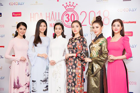 Top 3 Hoa hậu Việt Nam 2016 và top 3 Hoa hậu Việt Nam 2014 cùng diện áo dài, khoe nhan sắc rạng rỡ khi tham gia họp báo Hoa hậu Việt Nam 2018.