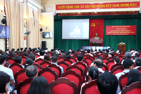 Các báo cáo viên từ đầu cầu Thành uỷ Hà Nội nghe đồng chí Võ Văn Phuông thông tin về kết quả Hội nghị Trung ương 7 (khóa XII).
