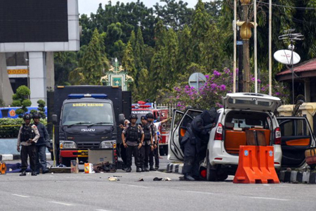 Lực lượng chức năng Indonesia tìm kiếm phương tiện nổ sau vụ tấn công vào trụ sở cảnh sát ở Pekanbaru, tỉnh Riau, Indonesia vào ngày 16/5.