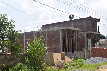 Hai hộ dân ở thôn 3 Đại Phác đang xây dựng nhà ở tại địa điểm tái định cư trên địa bàn thôn Đại Thắng, xã Đại Phác.