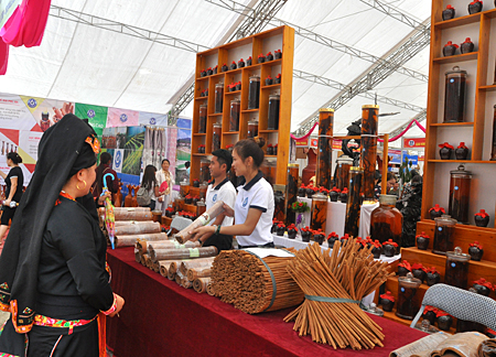 Thông qua kênh hội chợ, các sản phẩm thế mạnh của tỉnh Yên Bái ngày càng mở rộng được thị trường tiêu thụ.