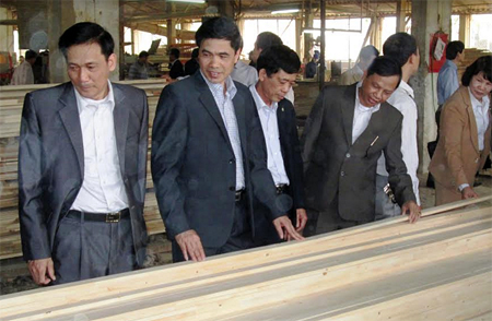 Lãnh đạo Đảng ủy Khối Doanh nghiệp tỉnh kiểm tra sản xuất trong các doanh nghiệp.