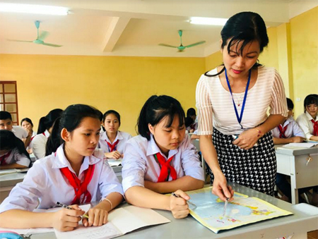 La Thanh Hoài (giữa) trong tiết học môn Địa lý của cô giáo chủ nhiệm Đinh Thị Phương.