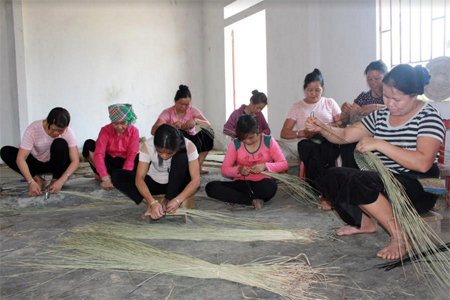 Lớp học nghề đan cói của phụ nữ bản Ten, phường Pú Trạng, thị xã Nghĩa Lộ.