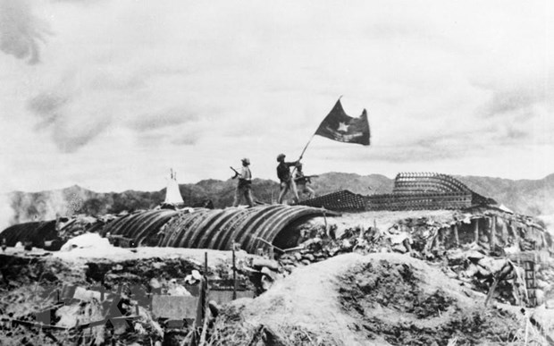 Chiều 7/5/1954, lá cờ Quyết chiến - Quyết thắng của quân đội ta tung bay trên nóc hầm tướng De castries.