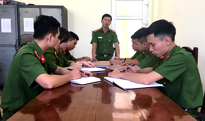 Đội Cảnh sát hình sự, Công an huyện Văn Yên bàn phương án vây bắt tội phạm.
