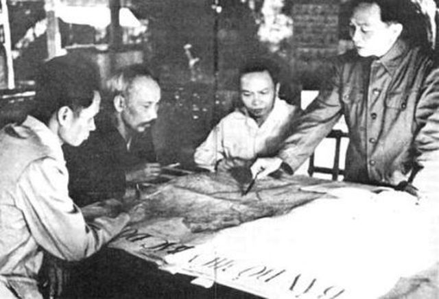 Đại tướng Võ Nguyên Giáp báo cáo kế hoạch tấn công Điện Biên Phủ với Bác Hồ và các đồng chí Phạm Văn Đồng, Trường Chinh.