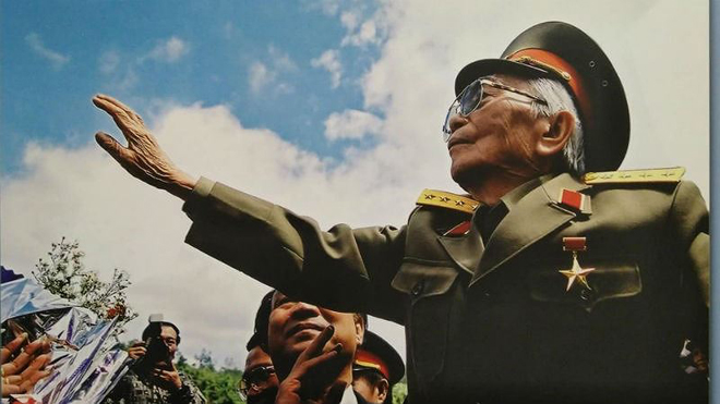 Đại tướng Võ Nguyên Giáp về thăm Chiến trường xưa - 50 năm Chiến thắng Điện Biên Phủ (tháng 4/2004).