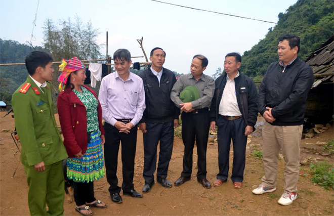 Lãnh đạo huyện Văn Chấn trao đổi với cán bộ và người dân thôn Làng Mảnh, xã Sùng Đô về phát triển kinh tế - xã hội địa phương.